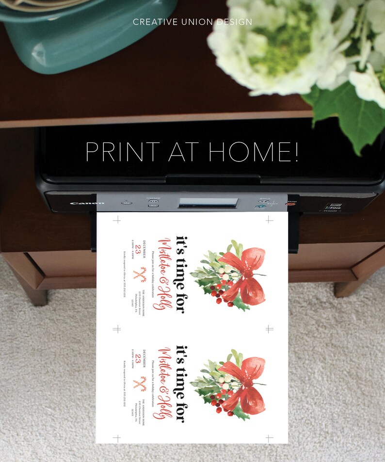Op de afbeelding: Een printer drukt twee uitnodigingen af. De uitnodigingen hebben een aquarelontwerp met een rode strik, hulst en bessen. De tekst op de uitnodigingen luidt "it's time for Mistletoe & Holly" en "Print at Home!"
