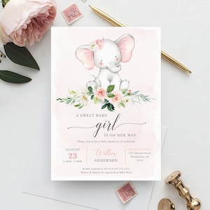 Puede incluir: Una tarjeta de invitaci&oacute;n rectangular para baby shower con una ilustraci&oacute;n en acuarela de un beb&eacute; elefante con orejas rosas y una corona floral. El texto dice A SWEET BABY girl IS ON HER WAY, AUGUST 23, Willow ANDERSON y detalles del evento.