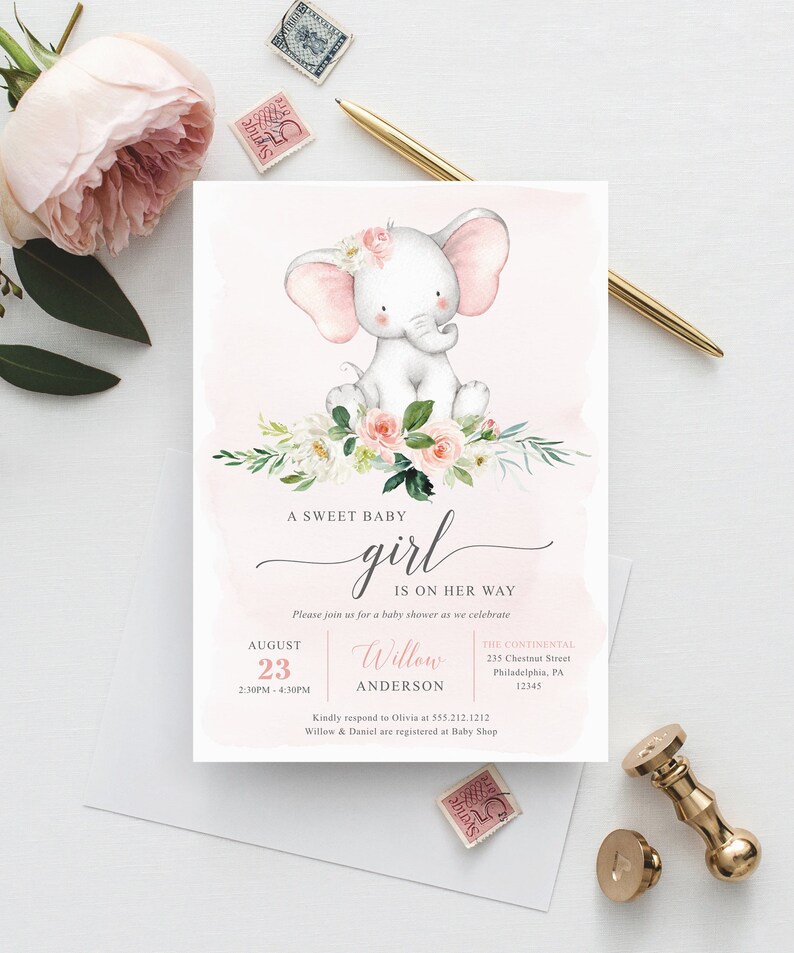 Puede incluir: Una tarjeta de invitaci&oacute;n rectangular para baby shower con una ilustraci&oacute;n en acuarela de un beb&eacute; elefante con orejas rosas y una corona floral. El texto dice A SWEET BABY girl IS ON HER WAY, AUGUST 23, Willow ANDERSON y detalles del evento.