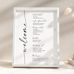 Może przedstawiać: Biały, oprawiony znak z czarnym tekstem, w tym "welcome" kursywą. Znak zawiera dane kontaktowe gospodarza, informacje o Wi-Fi, zasady domu, lokalizację i instrukcje wymeldowania. Na dole znaku widnieje napis "Creative Union Design."