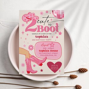 Puede incluir: Una tarjeta de invitación de cumpleaños rectangular con botas de vaquero rosas, un sombrero de vaquero rosa y una bola de discoteca. El texto dice 2 cute to Boot, Saddle up & join us for Sophia's 2nd birthday party, August 2, 2:00-4:00pm, Sophia's House, 123 Chestnut Street, Philadelphia, PA, y RSVP to Olivia at 555.212.1212.