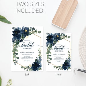 Op de afbeelding: Twee uitnodigingen voor een bruidsdouche in de formaten 5x7 en 4x6. De uitnodigingen tonen marineblauwe bloemstukken en gouden geometrische frames. De tekst luidt "bridal shower" en bevat evenementdetails. De zin "TWO SIZES INCLUDED!" staat bovenaan.