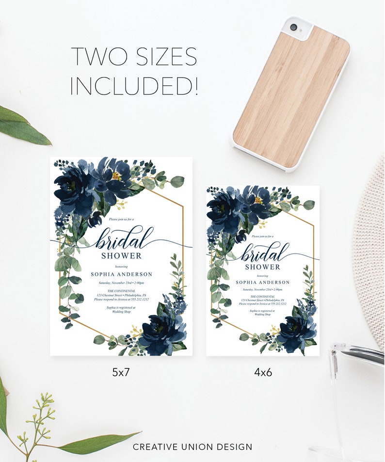 Op de afbeelding: Twee uitnodigingen voor een bruidsdouche in de formaten 5x7 en 4x6. De uitnodigingen tonen marineblauwe bloemstukken en gouden geometrische frames. De tekst luidt "bridal shower" en bevat evenementdetails. De zin "TWO SIZES INCLUDED!" staat bovenaan.