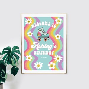 K&ouml;nnte beinhalten: Ein farbenfrohes Geburtstagsschild mit einem Retro-Rollschuh-Design. Das Schild lautet "Willkommen zu Ashleys Geburtstag" mit einem Datum darunter. Der Hintergrund ist ein blaues und violettes Wirbelmuster mit wei&szlig;en G&auml;nsebl&uuml;mchen.