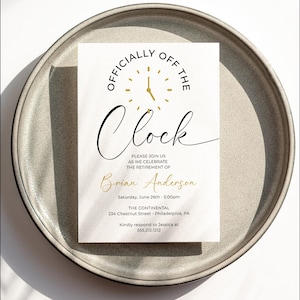 Pode incluir: Um cartão de convite de aposentadoria com as palavras "OFFICIALLY OFF THE CLOCK" em preto e dourado. O cartão está em um prato cinza. O convite é para a aposentadoria de Brian Anderson.