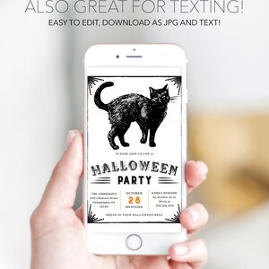 Puede incluir: Un tel&eacute;fono inteligente muestra una invitaci&oacute;n a una fiesta de Halloween. El dise&ntilde;o en blanco y negro presenta una ilustraci&oacute;n de un gato negro y detalles del evento. El texto en la parte superior dice "&iexcl;TAMBI&Eacute;N GENIAL PARA ENVIAR TEXTOS!"