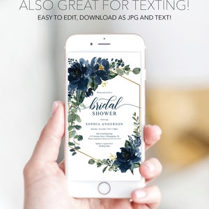 Op de afbeelding: Een smartphone toont een uitnodiging voor een bruidsdouche. De uitnodiging heeft marineblauwe bloemstukken en gouden geometrische accenten. De tekst luidt "bridal shower" en bevat evenementdetails. De telefoon heeft ook de tekst "ALSO GREAT FOR TEXTING!" en "EASY TO EDIT, DOWNLOAD AS JPG AND TEXT!"