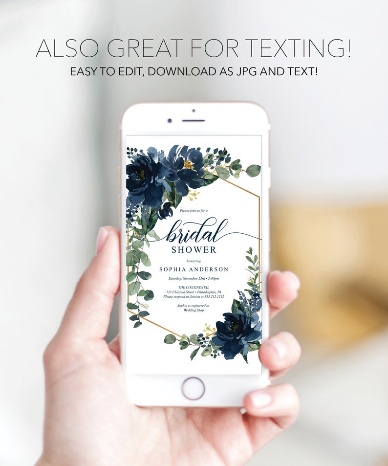 Op de afbeelding: Een smartphone toont een uitnodiging voor een bruidsdouche. De uitnodiging heeft marineblauwe bloemstukken en gouden geometrische accenten. De tekst luidt "bridal shower" en bevat evenementdetails. De telefoon heeft ook de tekst "ALSO GREAT FOR TEXTING!" en "EASY TO EDIT, DOWNLOAD AS JPG AND TEXT!"