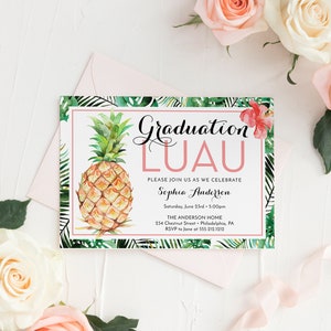 Puede incluir: Una invitaci&oacute;n a un luau de graduaci&oacute;n con una ilustraci&oacute;n de pi&ntilde;a y hojas tropicales. El texto dice "Graduation Luau" e incluye el nombre "Sophia Anderson", la fecha "s&aacute;bado 23 de junio", la hora "5:00 pm", la ubicaci&oacute;n "The Anderson Home, 234 Chestnut Street, Philadelphia, PA", y la informaci&oacute;n de RSVP "RSVP a Jane al 555 212 1212".