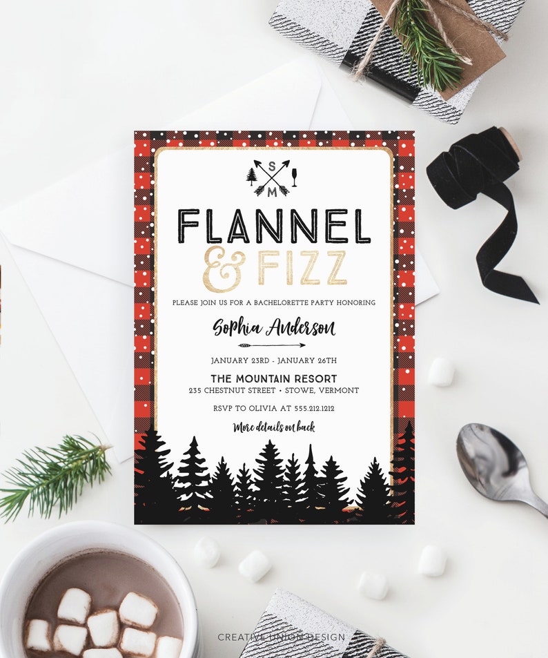 K&ouml;nnte beinhalten: Eine Einladung zur Junggesellinnenabschiedsparty mit rustikalem Thema. Die Einladung zeigt einen rot-schwarz karierten Rand mit den Worten "Flannel & Fizz" in Schwarz und Gold. Die Einladung enth&auml;lt Eventdetails und eine Waldsilhouette.