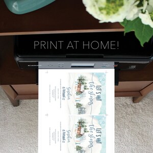K&ouml;nnte beinhalten: Ein Drucker druckt zwei Einladungen mit Winterthema. Die Einladungen lauten &bdquo;Let's Hit the Slopes&ldquo; und enthalten eine H&uuml;ttenillustration. Der Text &bdquo;PRINT AT HOME!&ldquo; befindet sich &uuml;ber dem Drucker.