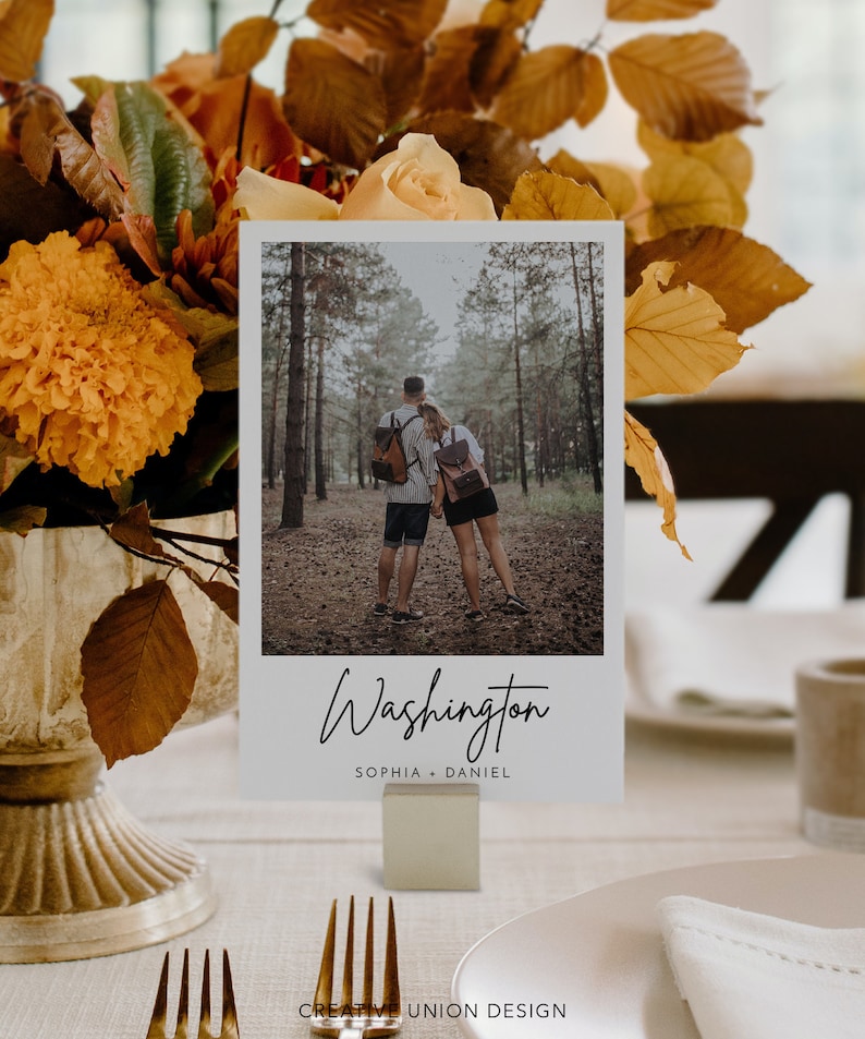 Może przedstawiać: Biała karta z fotografią pary spacerującej po lesie. Tekst "Washington" jest napisany kursywą, a pod nim znajdują się imiona "Sophia & Daniel".
