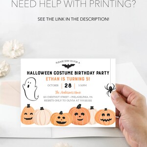 以下が含まれることがあります： カボチャ、幽霊、クモが描かれたハロウィーンをテーマにした誕生日パーティーの招待状。「イーサンは5歳！」というメッセージと日付と時間が記載されています。デザインには「Creative Union Design」の文字が含まれています。