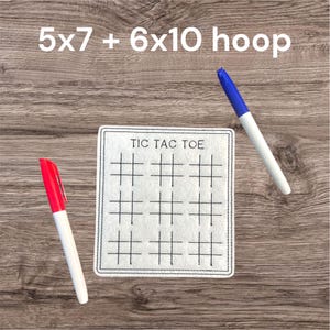 以下が含まれることがあります： 黒いグリッド線と「TIC TAC TOE」の文字が入った白い三目並べゲームボード。 赤と青のマーカーが両側にあります。 上部には「5x7 + 6x10 hoop」という文字があります。