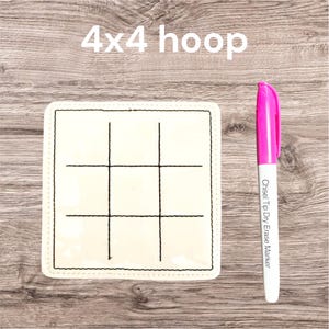 Puede incluir: Un tablero de juego de tic-tac-toe cuadrado, blanquecino, con costuras y líneas negras. Un rotulador borrable en seco rosa está al lado del tablero. El texto "4x4 hoop" está encima del tablero.
