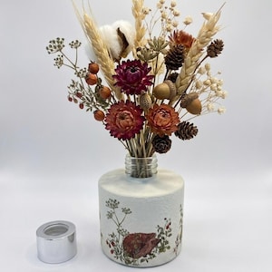 Op de afbeelding: Een set van drie keramische mokken met een gespikkelde, matte afwerking. De mokken zijn in crème, lichtgrijs en donkergrijs. Elke mok heeft een eenvoudig, minimalistisch ontwerp.