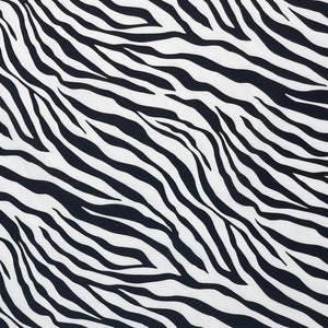 以下が含まれることがあります： 黒と白のシマウマ柄の生地で、斜めのパターンになっています