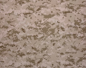 Könnte beinhalten: Ein digitales Tarnmuster in Braun-, Beige- und Weißtönen. Das Muster besteht aus kleinen Quadraten und Rechtecken.