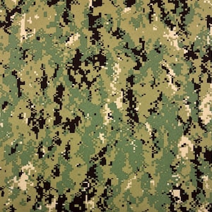 Puede incluir: Una tela con un patrón de camuflaje digital compuesto por pequeños píxeles cuadrados en tonos verde oliva, verde bosque, negro y beige claro. El diseño crea un efecto texturizado y multicolor en toda la superficie del material.