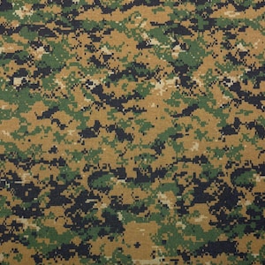 Peut inclure: Gros plan sur un tissu avec un motif de camouflage numérique. Le motif présente un mélange de formes pixélisées marron, vertes, noires et beiges. Le tissu a un aspect texturé, adapté aux projets ou vêtements sur le thème militaire.