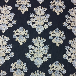 Tela de algodón cortada a medida de 54" de ancho con medallón de damasco floral azul marino de Ballard Designs.