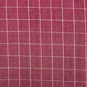 以下が含まれることがあります： 白の格子模様の入った濃い赤紫色の布のクローズアップ。布は質感があり、織り込まれたような外観です