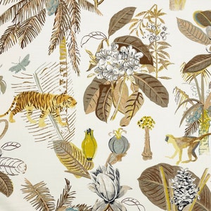 Puede incluir: Un fondo blanco con un patrón de temática de selva que presenta un tigre, monos, flores y palmeras. El patrón está en tonos de marrón, amarillo y verde.