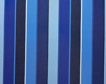Könnte beinhalten: Ein Stoff mit vertikalen Streifen in verschiedenen Blautönen, von Hellblau bis Marineblau, mit einem dünnen weißen Streifen. Das Design erzeugt einen auffälligen visuellen Effekt.