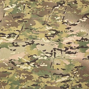 Könnte beinhalten: Nahaufnahme eines Tarnmusterstoffs. Das Design zeigt eine Mischung aus Grün-, Braun-, Beige- und schwarzen Formen, die einen fleckigen Effekt erzeugen. Der Stoff scheint dicht gewebt zu sein.