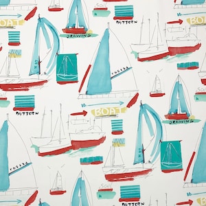 Może przedstawiać: Białe tło z powtarzającym się wzorem niebieskich i czerwonych żaglówek. Żaglówki są narysowane w stylu akwarelowym z czarnymi konturami. Słowa "BOAT", "DRAWING", "Sall" i "PATTERN" są napisane na obrazku czarnym kolorem.