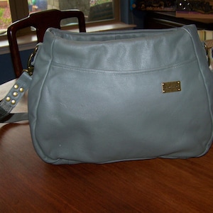 Crossbody Over the Shoulder Bag Cuero verde con bolsillo delantero abierto, 2 bolsillos interiores, 1 bolsillo con cremallera. 1 de un tipo - HECHO EN EE. UU.