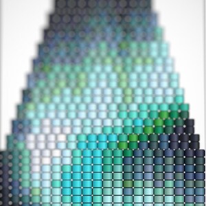 Könnte beinhalten: Abstraktes Design eines Gradientenmusters, das aus kleinen, quadratischen Kacheln besteht. Die Farbpalette wechselt von dunklen Blau- und Grüntönen an der Basis zu helleren Blau- und Weißtönen an der Spitze und bildet eine visuelle Pyramide.