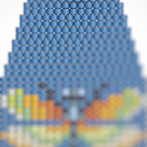 Puede incluir: Un tapiz triangular de cuentas con un fondo azul claro hecho de pequeñas cuentas uniformes. Un motivo de libélula está centrado en la parte inferior, mostrando alas en tonos naranja, amarillo y verde con un cuerpo oscuro y delgado.