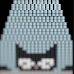 Op de afbeelding: Een gepixeld kattenontwerp, met een lichtblauw lichaam en een zwart gezicht met witte en groene ogen. De kattenkop is driehoekig, tegen een zwarte achtergrond. Het ontwerp is in digitale stijl.