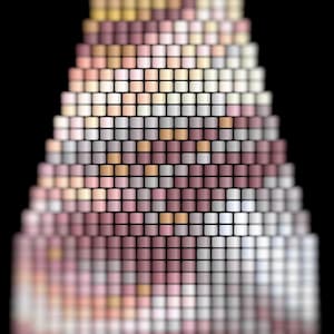 Puede incluir: Un diseño en forma de pirámide compuesto por pequeñas baldosas cuadradas en tonos rosa, blanco y beige. Las baldosas están dispuestas en un patrón de gradiente, con rosas más oscuros en la base y colores más claros hacia la parte superior, sobre un fondo negro.