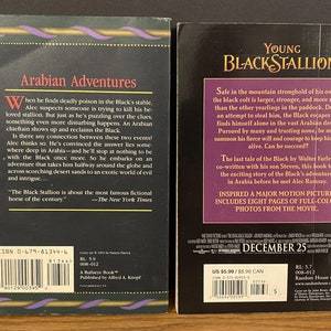 Pu&ograve; includere: Copertina posteriore di due libri tascabili. Il libro a sinistra &egrave; "Arabian Adventures" e presenta uno stallone nero. Il libro a destra &egrave; "Young Black Stallion" e presenta un cavallo nero su uno sfondo di montagna. Entrambi i libri contengono testo sulla storia e l'autore.