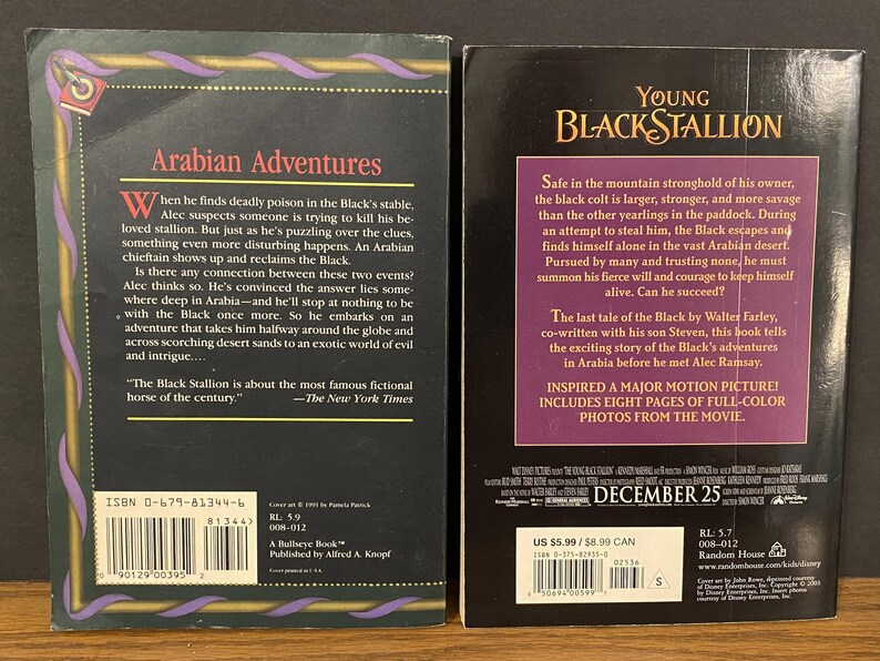 Pu&ograve; includere: Copertina posteriore di due libri tascabili. Il libro a sinistra &egrave; "Arabian Adventures" e presenta uno stallone nero. Il libro a destra &egrave; "Young Black Stallion" e presenta un cavallo nero su uno sfondo di montagna. Entrambi i libri contengono testo sulla storia e l'autore.