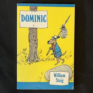 Könnte beinhalten: Kinderbuchcover mit einer Comic-Hundefigur, die einen Hut und einen Mantel trägt und einen Wanderstock und ein Bündel trägt. Der Titel "DOMINIC" steht auf einem Schild. Der Name des Autors, William Steig, ist ebenfalls sichtbar.