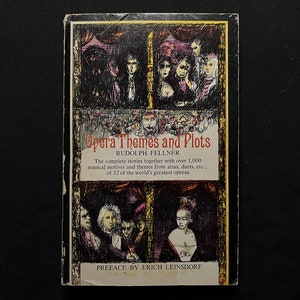 Puede incluir: Una portada de libro con fondo negro y una ilustración colorida de cantantes de ópera. El título del libro es "Opera Themes and Plots" de Rudolph Fellner. El libro incluye más de 1.000 motivos musicales y temas de 32 de las óperas más grandes del mundo.