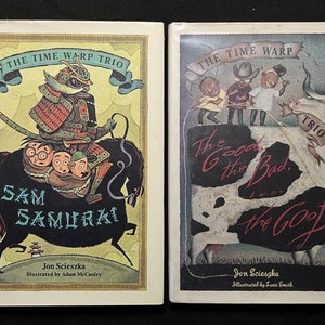 以下が含まれることがあります： カラフルなイラストが描かれたペーパーバックの書籍が2冊。左側の書籍のタイトルは「The Time Warp Trio Sam Samurai」で、黒い馬に乗った侍が描かれている。右側の書籍のタイトルは「The Time Warp Trio The Good, the Bad, and the Goat」で、3人の人が背中に乗ったヤギが描かれている。