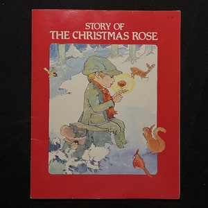 Puede incluir: Una portada de libro roja con el título "Story of The Christmas Rose" en texto blanco. La portada presenta una ilustración de un niño pequeño con un abrigo y un sombrero verdes que sostiene una rosa roja en un entorno de bosque nevado.