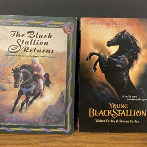 Pu&ograve; includere: Due libri tascabili sul Black Stallion. Il libro a sinistra &egrave; intitolato "The Black Stallion Returns" e presenta un cavallo nero con un cavaliere. Il libro a destra &egrave; intitolato "Young Black Stallion" e presenta un cavallo nero che si impenna. Entrambi i libri hanno un bordo verde e viola.