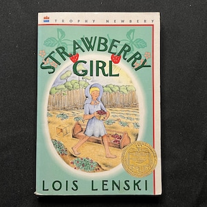Strawberry Girl, de Lois Lenski, 1945 SC (edición de 1995), Medalla John Newberry, Harper Collins