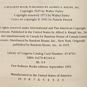 Pu&ograve; includere: Un libro Bullseye pubblicato da Alfred A. Knopf, Inc. Copyright 1945 di Walter Farley. Copyright rinnovato nel 1973 da Walter Farley. Copertina copyright &copy; 1991 di Pamela Patrick. Tutti i diritti riservati ai sensi delle convenzioni internazionali e panamericane sul diritto d'autore. Pubblicato negli Stati Uniti da Alfred A. Knopf, Inc., New York, e contemporaneamente in Canada da Random House of Canada Limited, Toronto. Distribuito da Random House, Inc., New York. Pubblicato originariamente da Random House, Inc., nel 1945. Numero di catalogo della Library of Congress: 45-8763. ISBN: 0-679-81344-6. RL: 5.9. Prima edizione di Bullseye Books: settembre 1991. Prodotto negli Stati Uniti d'America. 10 9 8 7 6 5 4 3 2 1.