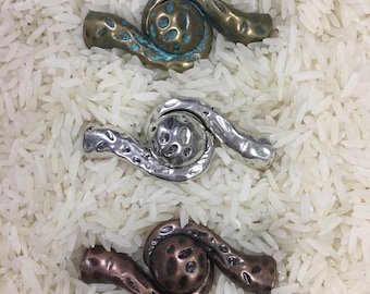 Hammered magnetic clasp