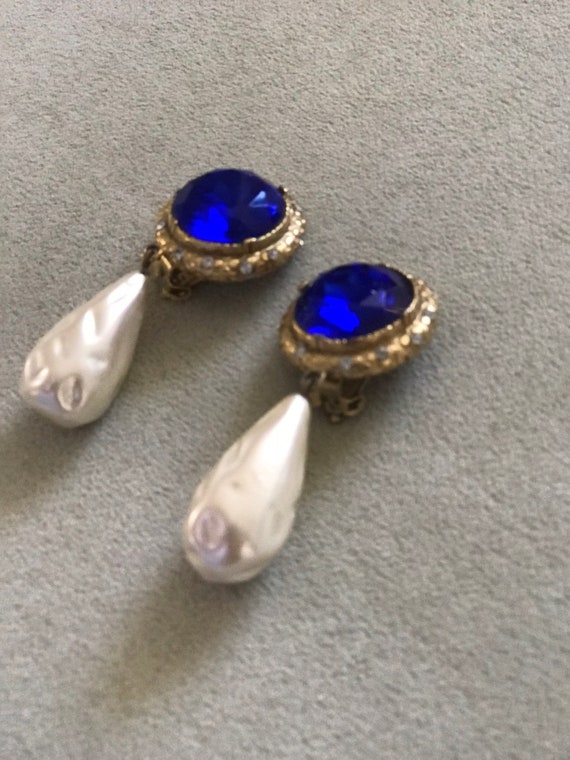 Vintage blue Pearl white drop crystal round art d… - image 2