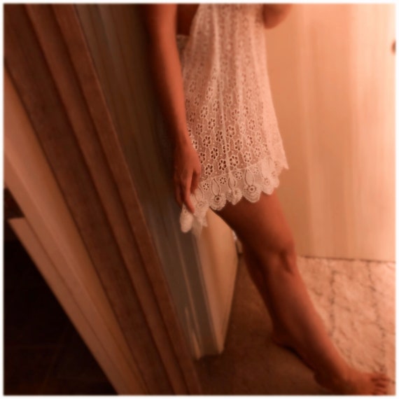 Vintage 1970s white crochet floral shift dress tun