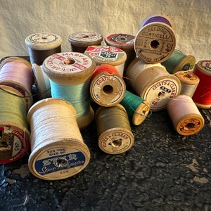 Lot of 18 wood thread spools
