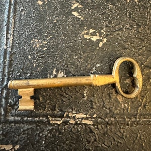 5-7/8&quot; solid brass skeleton key