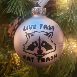 Waschbär Live Fast Eat Trash Weihnachtsschmuck (Glas oder bruchsicherer Kunststoff)
